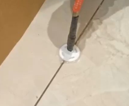 黎川瓷砖空鼓维修公司专业解答瓷砖在铺贴过程中，如果没有涂抹均匀到位的粘结材料（如水泥砂浆或瓷砖胶），可能会导致以下问题